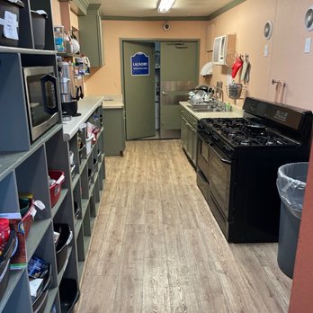 Bungalows Hostel - Kitchen - Hostels Near Me - Las Vegas, Nevada Bungalows Hostel - Kitchen - Hostels Near Me - Las Vegas, Nevada