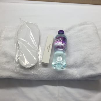 啟·酒店 - Slippers, toothbrush kit, water, and a towel! Wow - Hotels Near Me - Hong Kong, HK