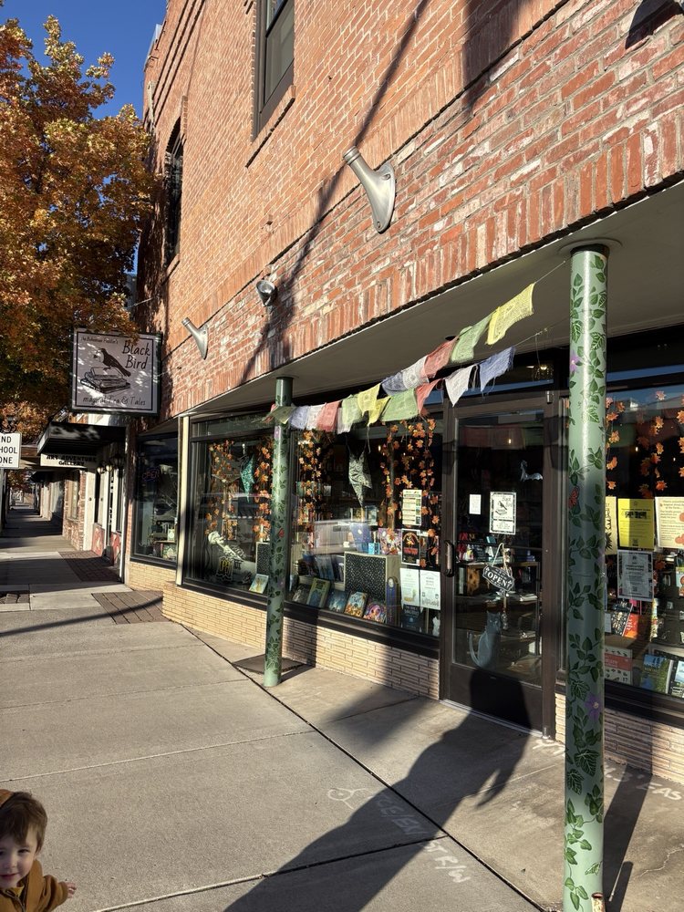 Blackbird Tea & Tales Logo