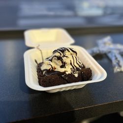 Bella Gelato & Pastries - Brownie sundae w/brown butter cookie dough gelato