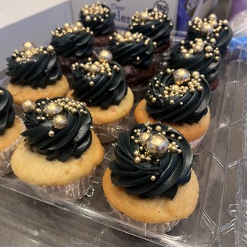 Sweet Revenge Bakery - Matching cupcakes with edible decorations - Cupcakes Near Me - San Diego, California Sweet Revenge Bakery - Matching cupcakes with edible decorations - Cupcakes Near Me - San Diego, California