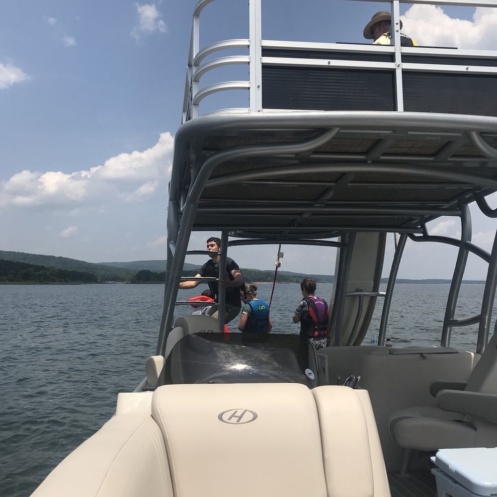 Lacey's Narrows Marina - Marinas Near Me - Greers Ferry, Arkansas