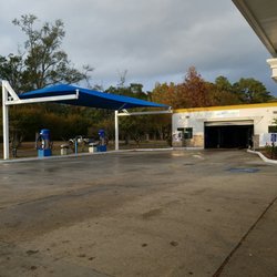 Mandebay Center - The car wash and vacuum station.