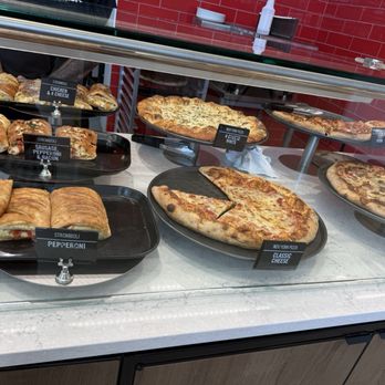 Lindys - Sbarro options - Gas Stations Near Me - Saint Elmo, Illinois