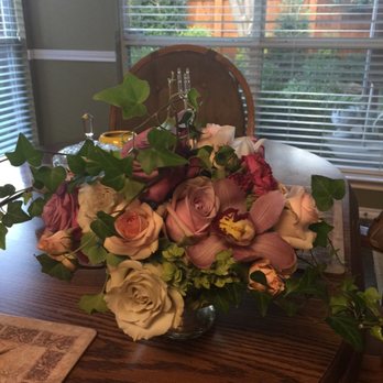 Fleurs & Events - Big purple ORCHID in my Rose arrangement, and that ivy is out of control! Looks like a huge mess that a child has arranged. - Florists Near Me - Mc Kinney, Texas Fleurs & Events - Big purple ORCHID in my Rose arrangement, and that ivy is out of control! Looks like a huge mess that a child has arranged. - Florists Near Me - Mc Kinney, Texas