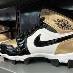 Hibbett Sports - Tell me you wouldn't ball out in these cleats. Tell me you wouldn't win the Heisman. In Middle School. Talk about swagger.