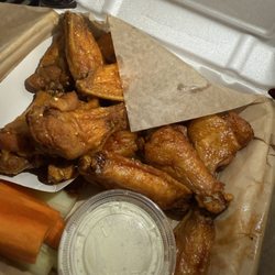Wingin' It Bar and Grille - Honey barbecue wings and awesome sauce wings