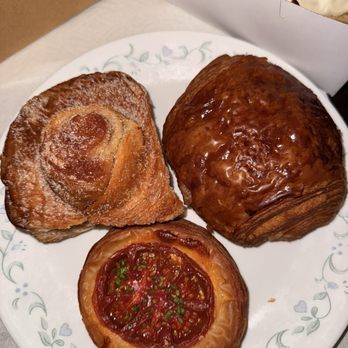 Tartine Bakery - Morning Buns tomatoes filled croissant Croissant - Bakeries Near Me - San Francisco, California Tartine Bakery - Morning Buns tomatoes filled croissant Croissant - Bakeries Near Me - San Francisco, California