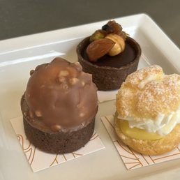Da sinistra. Rocher, il mio preferito, cioccolato andato e noci varie, delizioso, cavolino panna e crema, buono
