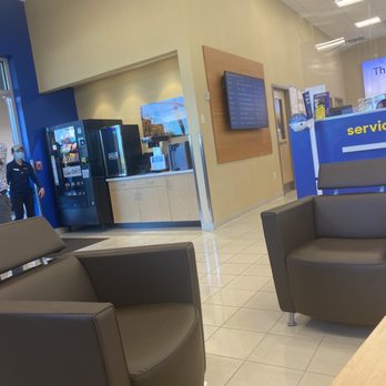 CarMax - Neat and clean waiting area - Used Car Dealers Near Me - Canoga Park, California
