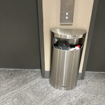 Holiday Inn and Suites - Smelly trash can - Hotels Near Me - Richmond, Virginia