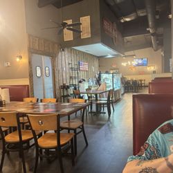 Rodney's Bar-B-Que And Catering - Dining area