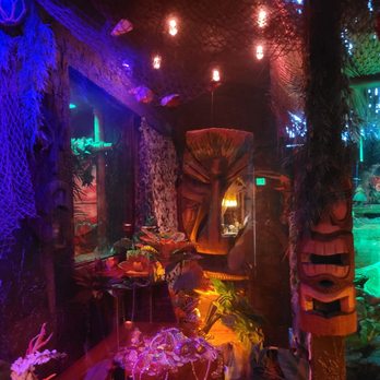 Da Tiki Hut - Taking a picture of the other side of the glass where the water fountain is. - Hawaiian Near Me - Tacoma, Washington