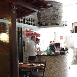 Da Cimino - Rustikal, ruhig und die Tische sind alle bis auf den direkt an der Küche besetzt...