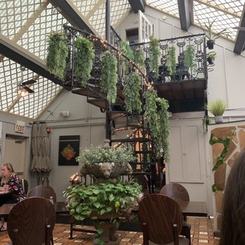 Hecks - Inside - Breakfast & Brunch Near Me - Cleveland, Ohio