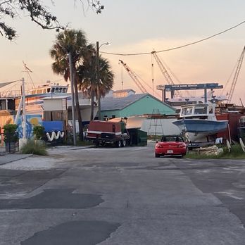 Rusty Bellies - Street - Seafood Near Me - Tarpon Springs, Florida
