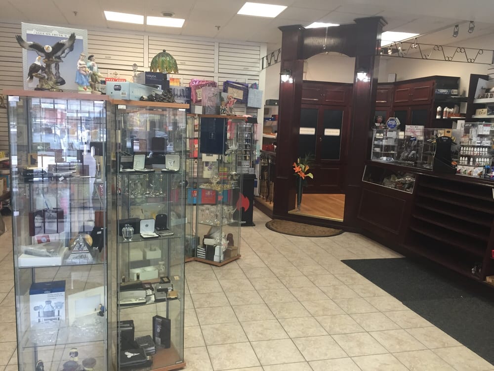 ROYAL CIGAR SMOKE & MORE Updated September 2024 4261 Highway 7, Markham, Ontario Tobacco