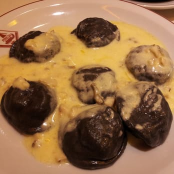 Fenicia - Squid ink pasta stuffed with salmon and covered with mushroom cream sauce - Cafeteria Near Me - Buenos Aires, C