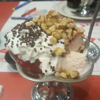 Friendly's - Strawberry icecream with walnuts and sprinkles! - Ice Cream & Frozen Yogurt Near Me - Tannersville, Pennsylvania