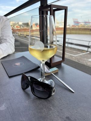 am kai | restaurant. seafood. drinks. elbblick by null