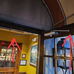 Elizabeth's Pizza - These two bars are supposed to be connected to close the door. Had to go back and pull it shut.