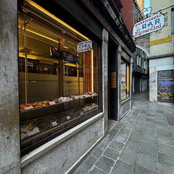 Pasticceria Rizzardini - Outside - Patisserie/Cake Shop Near Me - Venezia, VE