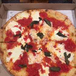 Tigas Artisan Pizzeria - Margarita pizza