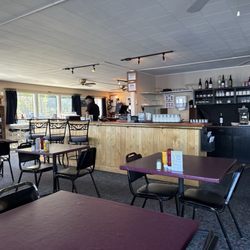 Finn & Feather Northwoods Cuisine - Bar and seating area