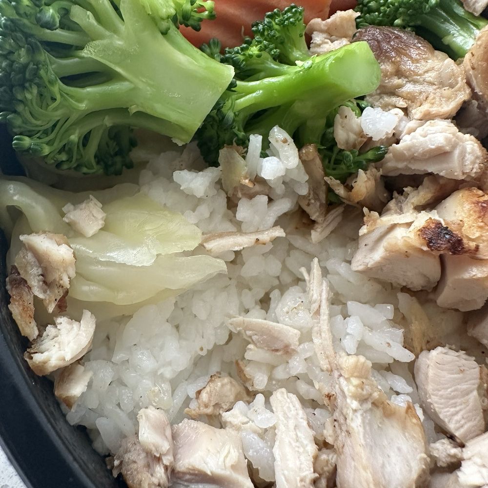 Chicken veggie bowl white rice?! Chicken veggie bowl white rice?!