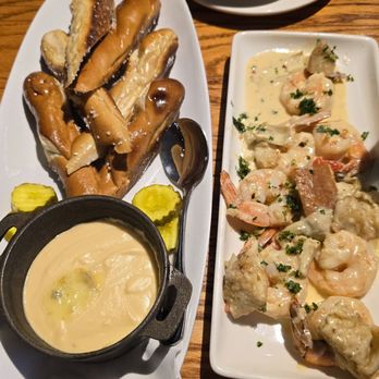 Glacier BrewHouse - Garlic shrimp, fondue and pretzels, seafood chowder - American Near Me - Anchorage, Alaska