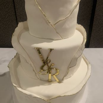 Filomena's - Cuzzy's Cake, cannoli filling super moist and delicious !! - Italian Near Me - Franklin Square, New York