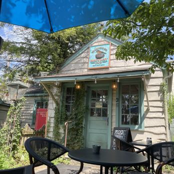 Bird's Nest Cafe - Entrance and patio seating. - Breakfast & Brunch Near Me - Nashville, Indiana