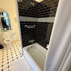 Connor Hotel - Bathroom