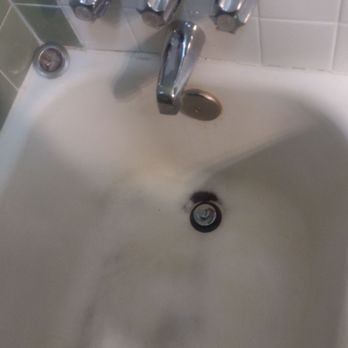Rivas Martínez Cleaning Services - Sparkling white tub! - Home Cleaning Near Me - Houston, Texas