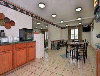 Super 8 by Wyndham Maumee Perrysburg Toledo Area