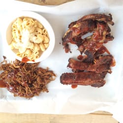 Porco Rosso - 2 tipos de costillas, pulled pork y mac & cheese
