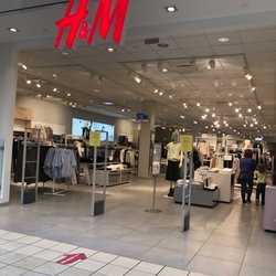 H&M - Mall entrance