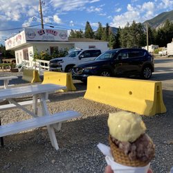 Chill Out - Picnic tables in front of parking and ice cream