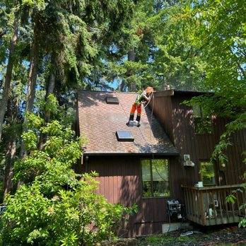 House Huggerz - soft washing roof to get al the dirt and algae off. - Roofing Near Me House Huggerz - soft washing roof to get al the dirt and algae off. - Roofing Near Me