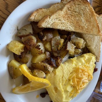 Arnie's Cafe - Tillamook cheese omelet with bacon - Breakfast & Brunch Near Me - Warrenton, Oregon