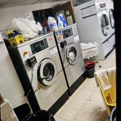 Super 8 by Wyndham Cortez/Mesa Verde Area - Throwing a couple back while laundry is washing.