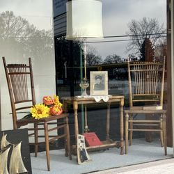Treasure Hunt Vintage & Antiques - Store Window, Vintage Furniture, Vintage Decor, Vintage Photo, Vintage Lamp