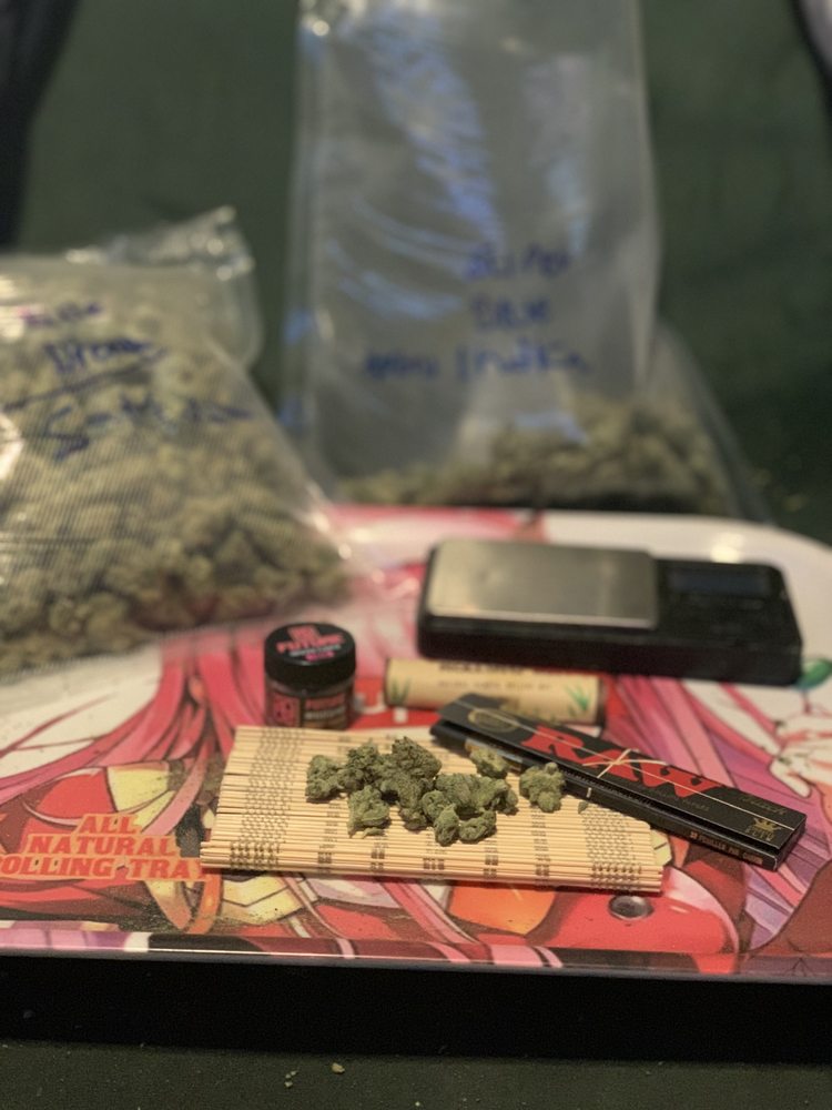 BUZZ SMOKE SHOP Updated September 2024 16 Photos 57 Clinton St