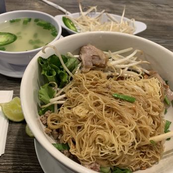 Viet Noodle Bar - Wrong egg noodle used; should be thicker - Vietnamese Near Me - Las Vegas, Nevada