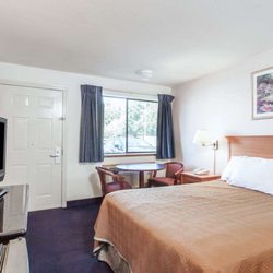 Travelodge by Wyndham Seattle North/Edmonds - 1 King Bed Guest Room