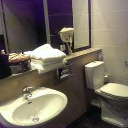 Hôtel Kyriad Rabatau - Sdb + toilette. Evier adapté pour les handicapés