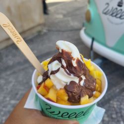 Weeel Frozen Yogurt - Frozen yogurt with fruit and nutella