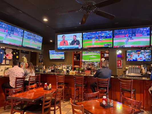 Roundin 3rd Sports Bar & Grill by null