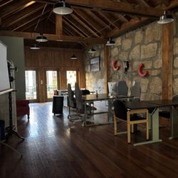 Almada Ponto - Upstairs coworking area