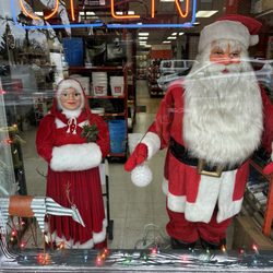 Lutz Hardware - More holiday displays outside